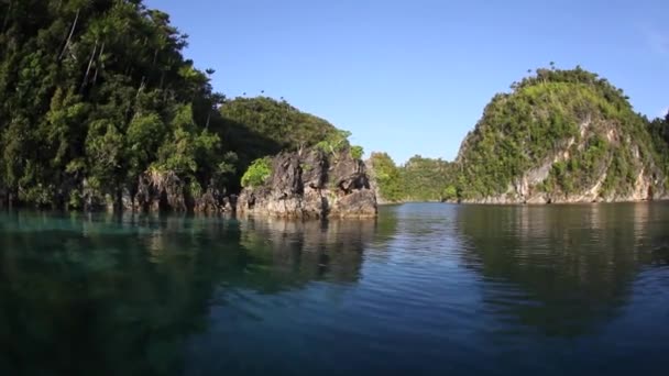 Islas de piedra caliza resistente — Vídeo de stock