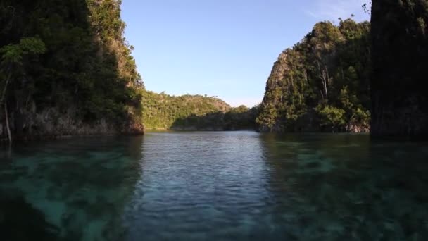 Islas de piedra caliza resistente — Vídeos de Stock