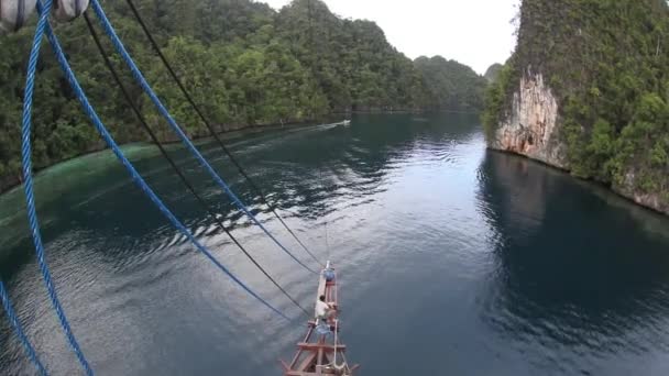 Goleta cruza a través de un canal en Raja Ampat — Vídeo de stock