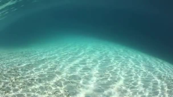 Ondas de luz solar através de uma encosta de areia fora da ilha — Vídeo de Stock