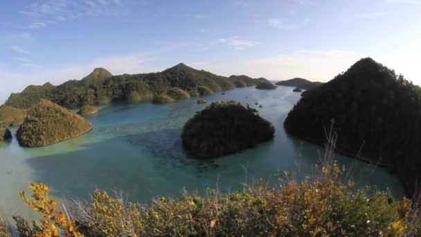 Vápencových ostrovů a lagunu v Raja Ampat — Stock video