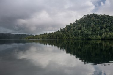 Uzak, tropikal ada ve Raja Ampat sakin suda
