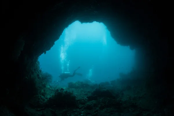 Scuba δύτες στο στόμα του βαθιά σπηλιά — Φωτογραφία Αρχείου