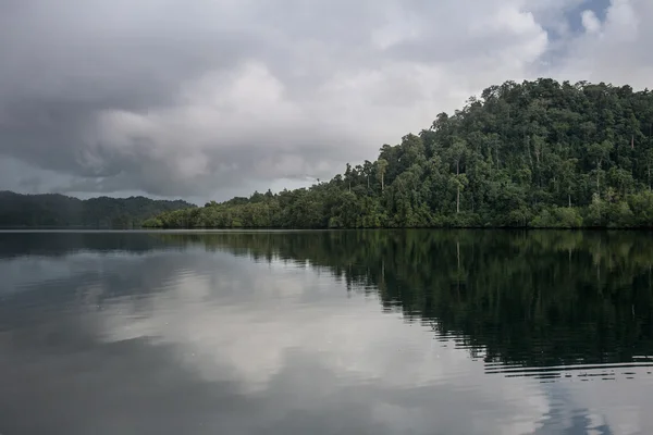 Remoto, Isla Tropical y Agua Calma en Raja Ampat —  Fotos de Stock