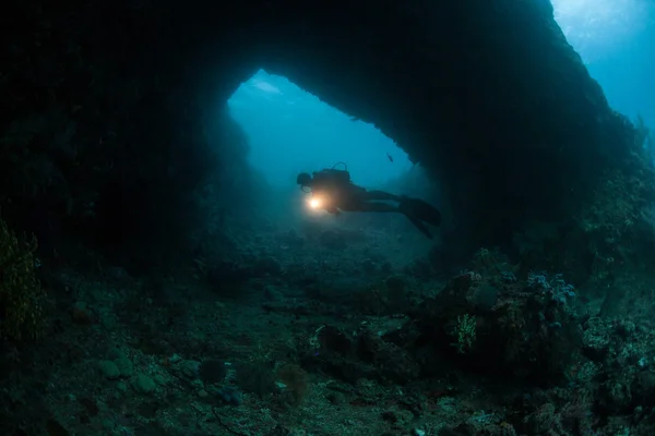 Taucher und Unterwasserhöhle in Raja Ampat — Stockfoto