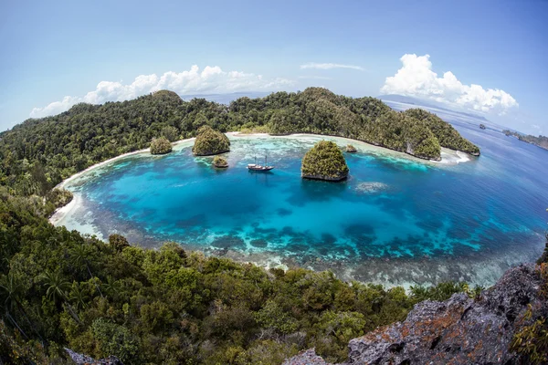 Raja Ampat surrounded by limestone islands — Stock Photo, Image