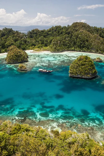 Raja Ampat uprostřed vápencových ostrovů — Stock fotografie