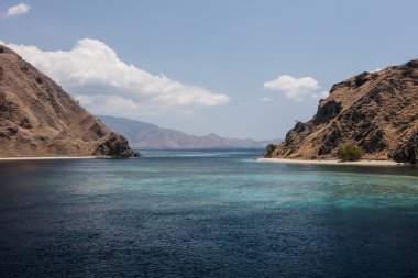 Dar kanal Komodo Ulusal Parkı'nda