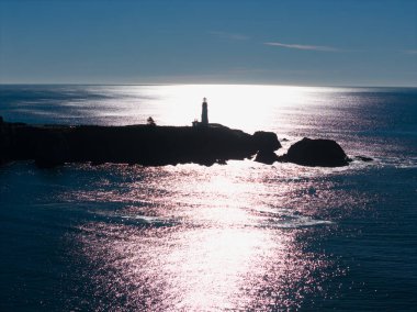 Oregon 'un engebeli sahillerinde bulunan Yaquina Head deniz feneri eyaletteki en uzun deniz feneridir ve 20 metre uzunluğundadır. Orijinal olarak 1873 'te inşa edildi, ayrıca Cape Foulweather Deniz Feneri olarak da adlandırıldı..