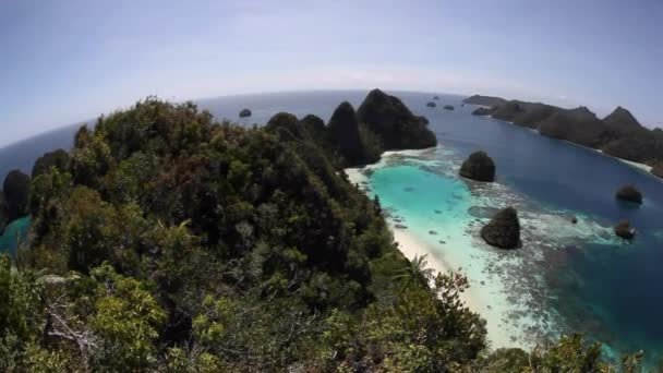 Vápencových ostrovů a vzdálené tropické laguny v Raja Ampat, Indonésie — Stock video