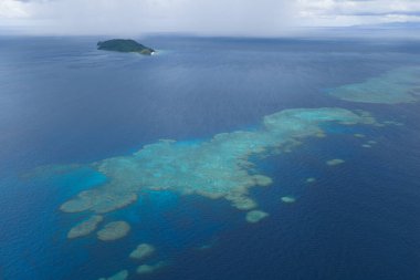 Küçük bir gemi, Viti Levu 'nun doğusundaki Fiji' nin Bligh Kanalı 'ndaki muhteşem bir bariyer resifinin yanında demirliyor. Bu bölge yüksek deniz biyolojik çeşitliliğine ev sahipliği yapar ve dalgıçlar ve şnorkeller için bir hedeftir..