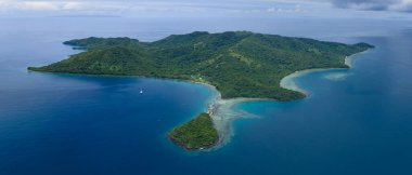 Fiji 'deki güzel Makogai adası sağlıklı bir mercan resifi tarafından sınırlandırılmıştır. Fiji resifleri yüksek deniz biyolojik çeşitliliğini destekler ve dalgıçlar ve şnorkeller için popüler bir hedeftir..