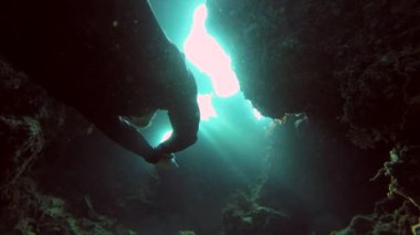 Ücretsiz Diver ve sualtı Mağarası