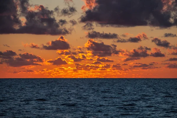 Coucher de soleil coloré océan — Photo
