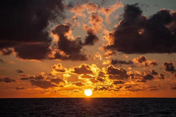 Coucher de soleil vibrant et mer des Caraïbes — Photo