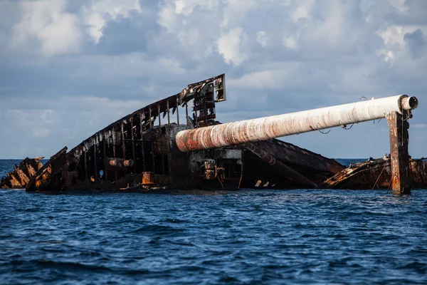 Épave de navire rouille loin — Photo