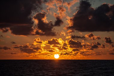 Okyanusun üzerinde güzel bir gün batımı