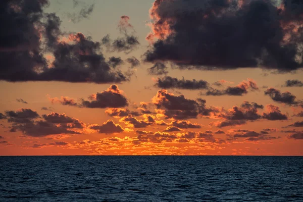 Hermosa puesta de sol sobre el océano —  Fotos de Stock