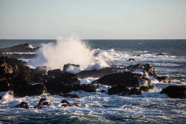 Una potente onda si schianta sulle rocce — Foto Stock