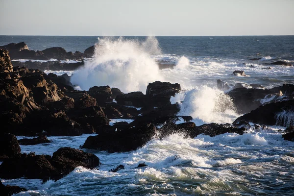 Потужна хвиля падає на скелі — стокове фото