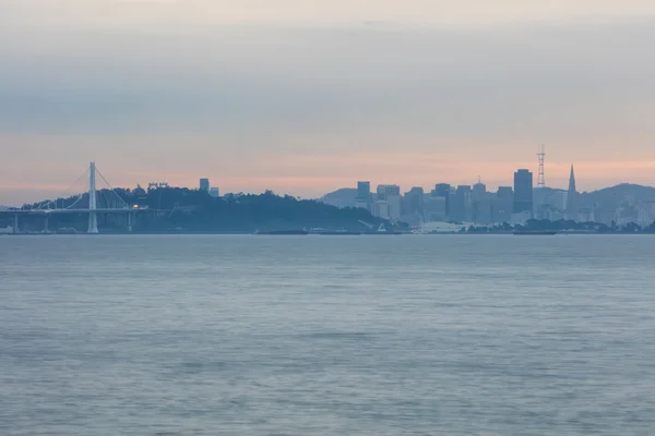 Bay Bridge, wyspa skarbów i San Francisco — Zdjęcie stockowe