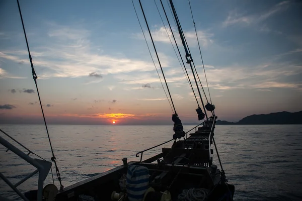 インドネシアのスクーナー船と夕日 — ストック写真