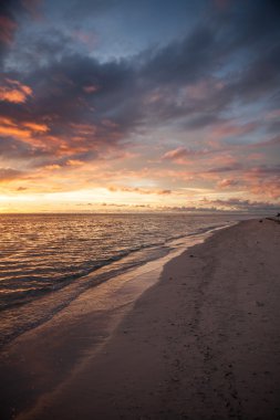 Uzaktan Beach ve günbatımı