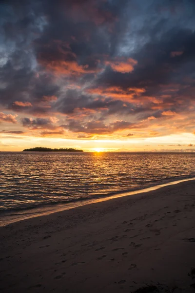 Tramonto e spiaggia remota in Indonesia — Foto Stock