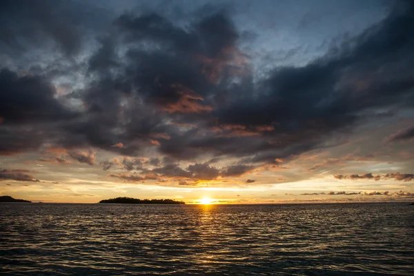 Coucher de soleil sur le Pacifique tropical — Photo