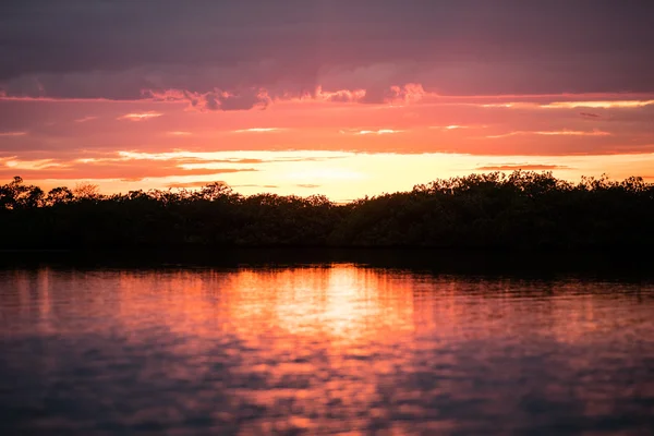 Tramonto sulla laguna tropicale — Foto Stock