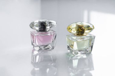 Küçük parfüm şişeleri. Güzel ambalaj ve estetik görünüş. Parlak renkler sarı ve mor.