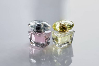 Küçük parfüm şişeleri. Güzel ambalaj ve estetik görünüş. Parlak renkler sarı ve mor.