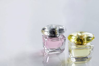 Küçük parfüm şişeleri. Güzel ambalaj ve estetik görünüş. Parlak renkler sarı ve mor.