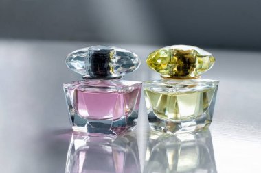 Küçük parfüm şişeleri. Güzel ambalaj ve estetik görünüş. Parlak renkler sarı ve mor.
