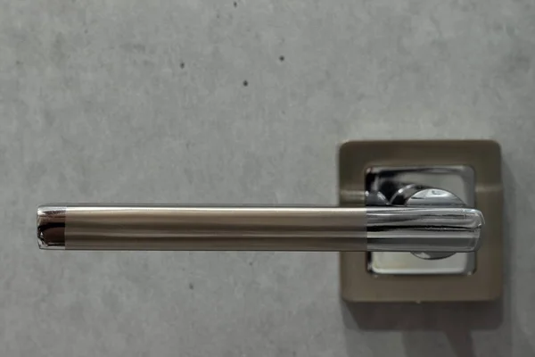 Gri kapılı metal kapı kolu.