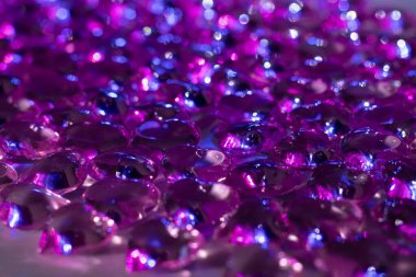 Kalp şeklindeki süsler mavi bir parıltıyla masaya saçıldı.