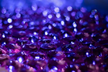 Kalp şeklindeki süsler mavi bir parıltıyla masaya saçıldı.