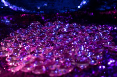 Kalp şeklindeki süsler mavi bir parıltıyla masaya saçıldı.