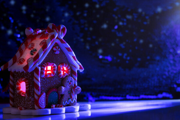 Пряничный домик при лунном свете