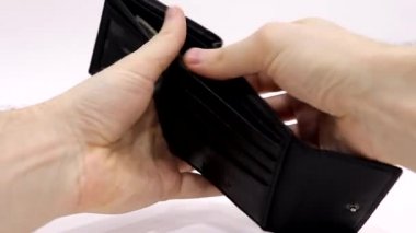 Boş cüzdan elinde. Adamın biri siyah bir cüzdandan 1 dolar çıkardı ve ondan başka bir şey almak için para salladı. Beyaz arkaplanda izole et.