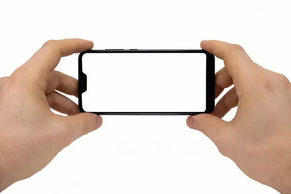 Beyaz arka planda modern çerçevesiz tasarımı olan siyah, boş bir akıllı telefon ekranı tutan erkek eller.