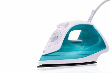 Evde giysileri ütülemek için buhar ütüsü. Demir, beyaz arkaplanda izole edilir.