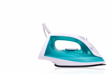 Evde giysileri ütülemek için buhar ütüsü. Demir, beyaz arkaplanda izole edilir.