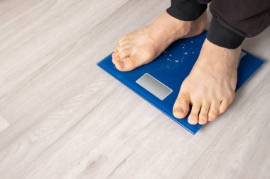 Ağırlığınızı ölçmek için evde durun..