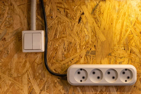 Tahta duvarda düğme ve soket var. Elektrik bölümü.