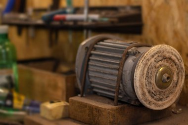 İş yeri arka odadadır. Öğütme makinesi.