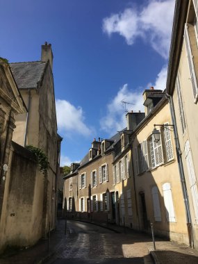 Bayeux, Fransa. 13 Eylül 2017. Eski 2 katlı Dar Sokak manzarası.