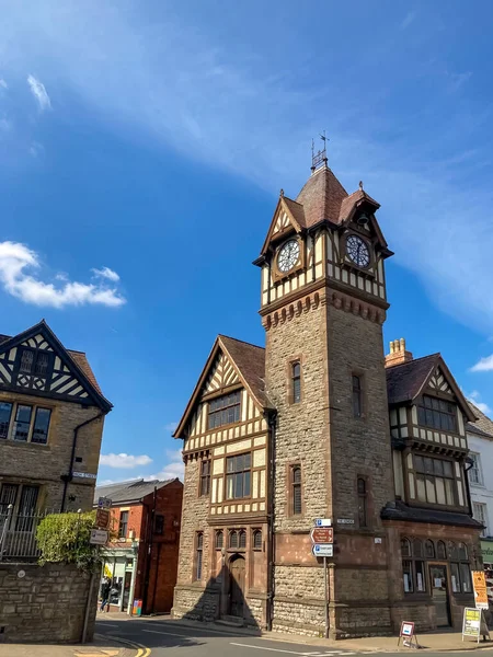 Ledbury, İngiltere, İngiltere-Nisan, 17, 2021: High Street Saat Kulesi.