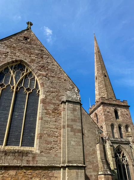 Kilisenin kemerli penceresi ve Ledbury 'de kulesi olan bir parçası..