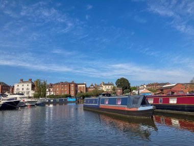 Limanda uzun bir tekne, eski rıhtımlar